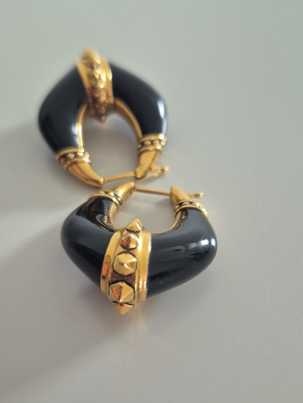 Alexander McQueen Gold and Black Horn Hoop Earrings - Picture 7 of 16
